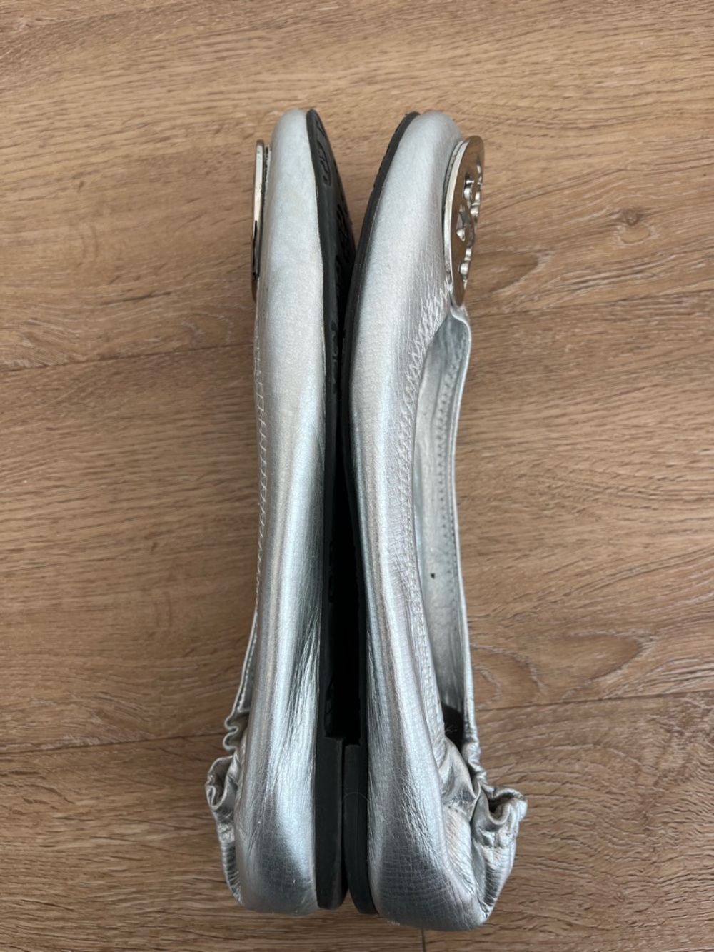 Tory Burch Reva Metallic Silver Leather Ballet Flats Logo Medallion Size 8.5 - Picture 6 of 11